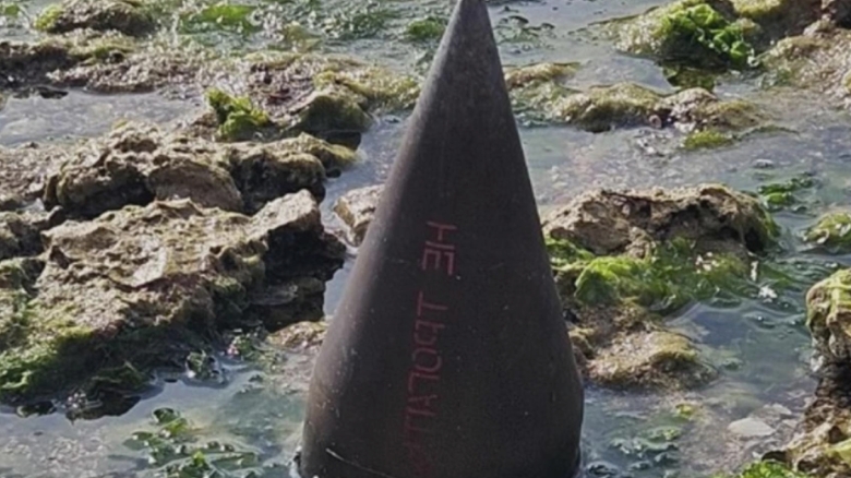 Alertă pe litoral: o porțiune dintr-o rachetă rusească a fost descoperită pe plaja din 2 Mai 1 panica pe litoral bucata unei rachete rusesti a aparut pe plaja din 2 mai 68b48c9852624