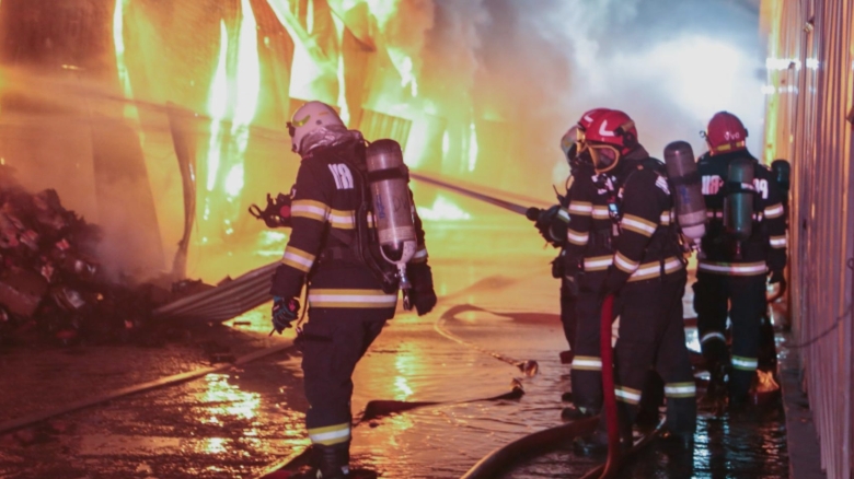 Peste 3.800 mp mistuiți de flăcări la Dragonul Roșu: pompierii au reușit să stabilizeze incendiul în dimineața de miercuri, conform ISUBIF 1 peste 3 800 mp afectati de incendiul de la dragonul rosu pompierii au reusit localizarea focul miercuri dimineata anuntul isubif 68aea73ed0d5a