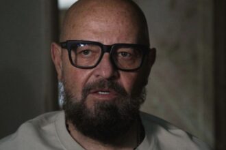 piedone tupeu fantastic dupa concediul din strainatate nu renunta la atitudinea de comisar ce urmareste 68a568d4652df