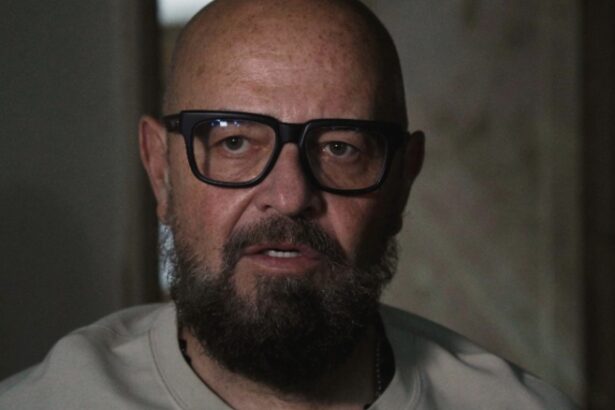 piedone tupeu fantastic dupa concediul din strainatate nu renunta la atitudinea de comisar ce urmareste 68a568d4652df