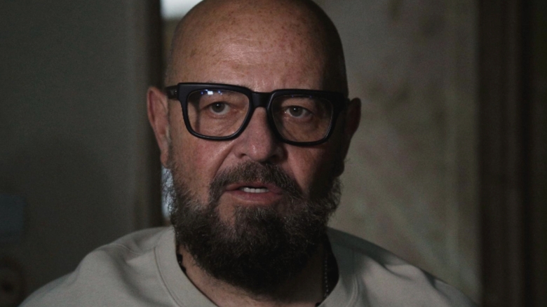 Piedone își păstrează stilul îndrăzneț după vacanța în străinătate: care sunt intențiile sale? 1 piedone tupeu fantastic dupa concediul din strainatate nu renunta la atitudinea de comisar ce urmareste 68a568d4652df