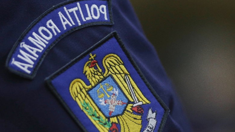 Ofițer de poliție atacat în timpul medierii unui scandal. Rănit grav, a fost transportat la spital, iar agresorul a fost reținut 1 politist lovit in cap in timp ce incerca sa aplaneze un conflict victima a ajuns la spital iar agresorul in arest 68ac30401a48d