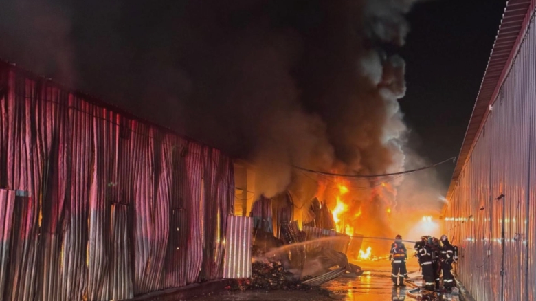 Bucureștiul se confruntă cu o gravă poluare a aerului din cauza incendiului de la „Dragonul Roșu” 1 poluare masiva a aerului in bucuresti din cauza incendiului din dragonul rosu 68aed06a55a98