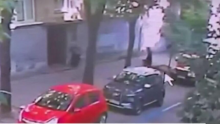 Capturarea ultimei clipe: fostul președinte al Parlamentului Ucrainei, victima unui asasinat pe stradă de către un atacator mascat în calitate de curier 1 primele imagini cu momentul in care fostul presedinte al parlamentului ucrainei a fost asasinat in strada criminalul este un atacator deghizat in curier 68b3557e65e8e