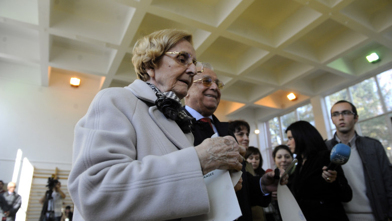 Nina Iliescu își împărtășește gândurile după pierderea fostului președinte. Mesajul său emoționant pentru cei care l-au însoțit pe ultimul său traseu 1 primul mesaj public al ninei iliescu dupa moartea fostului presedinte ce le a transmis celor care l au condus pe ultimul drum 6894bd083400c