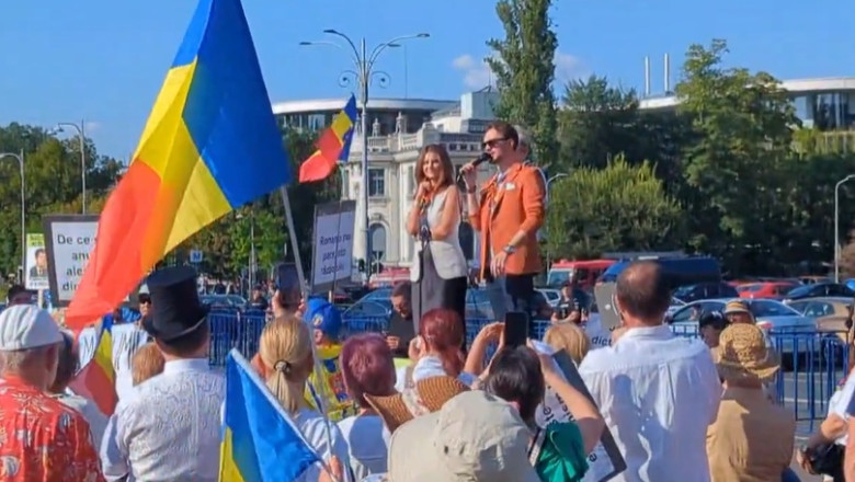 Tensiune în Piața Victoriei: Jandarmii aplică amenzi, un bărbat surprins cu un cuțit 1 protest in piata victoriei jandarmii au dat doua amenzi un barbat a fost prins cu un cutit 688d1a9d89ac8