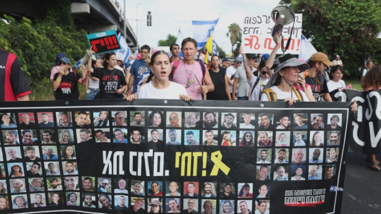 Demonstrații în Israel: Oamenii strigă pentru un pact de eliberare a ostaticilor capturați de Hamas 1 proteste in israel manifestantii cer un acord pentru eliberarea ostaticilor de catre hamas 68a1aa97d2db5