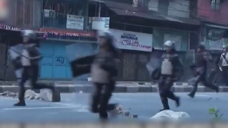 Demonstrații tumultoase. Cetățenii revendică drepturile salariale 1 proteste violente oamenii isi cer drepturile salariale 68b453074daa2