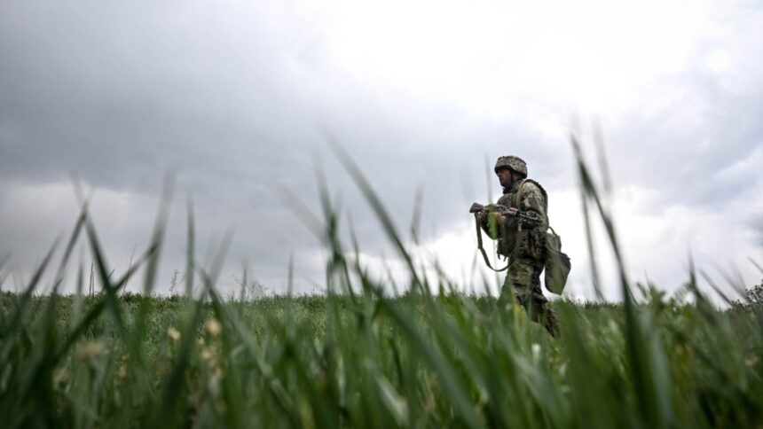 Ucraina, la ziua 1251 a conflictului: Kievul adoptă o măsură revoluționară prin relaxarea Legii Marțiale, oferind tinerilor între 18 și 22 de ani posibilitatea de a părăsi țara 1 razboi in ucraina ziua 1251 decizie istorica la kiev relaxarea legii martiale ucraina permite plecarea tinerilor de 18 22 de ani din tara live text 68aea04b8f9f2