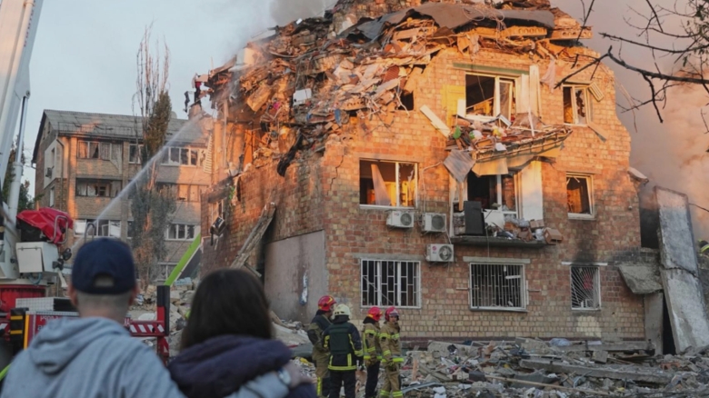 Atac devastator în Kiev: 8 vieți pierdute și zeci de răniți, inclusiv copii, în ziua 1252 a conflictului din Ucraina 1 razboi in ucraina ziua 1252 rusia loveste din nou atac masiv asupra kievului 8 morti si zeci de raniti printre care si copii live