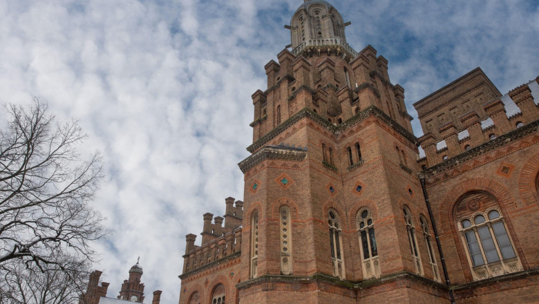 Universitatea din Cernăuți atrage un număr record de studenți: motivele pentru care absolvenții ucraineni preferă această destinație academică 1 record de inscrieri la universitatea din cernauti de ce aleg tot mai multi absolventi de liceu din ucraina sa studieze aici 68988f132fd6a