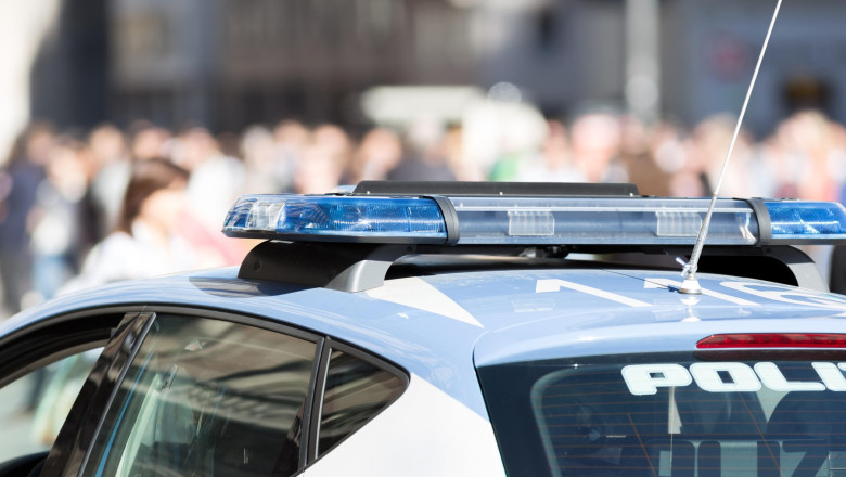 Român prins în Italia după ce a sechestrat oameni într-o farmacie, încercând să se ascundă sub masca unui angajat 1 roman arestat in italia dupa ce a luat ostatici intr o farmacie si s a deghizat in angajat ca sa scape de politisti 689db8475812e