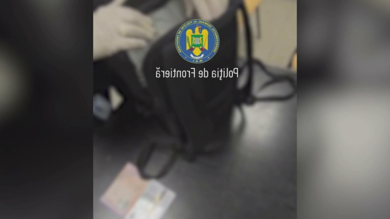Român reținut la aeroport pentru deținerea de euro contrafăcuți 1 roman saltat de pe aeroport dupa ce a fost prins cu euro falsi 68b3194dc298f