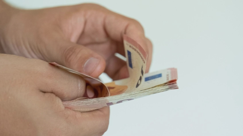 România, pe primul loc în rândul țărilor cu cea mai ridicată inflație. Renunțarea la plafonarea prețurilor energiei a provocat dublarea facturilor 1 romania in topul tarilor cu cea mai mare inflatie eliminarea plafonarii energiei a dus la facturi duble 68a6ebbae546c