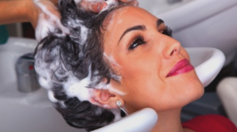 Românii se pregătesc cu stil pentru criză, iar saloanele de înfrumusețare înfloresc 1 romanii asteapta criza coafati frezati si apretati afacerile cu serviciile de infrumusetare au crescut spectaculos 68a74a14b0bd3