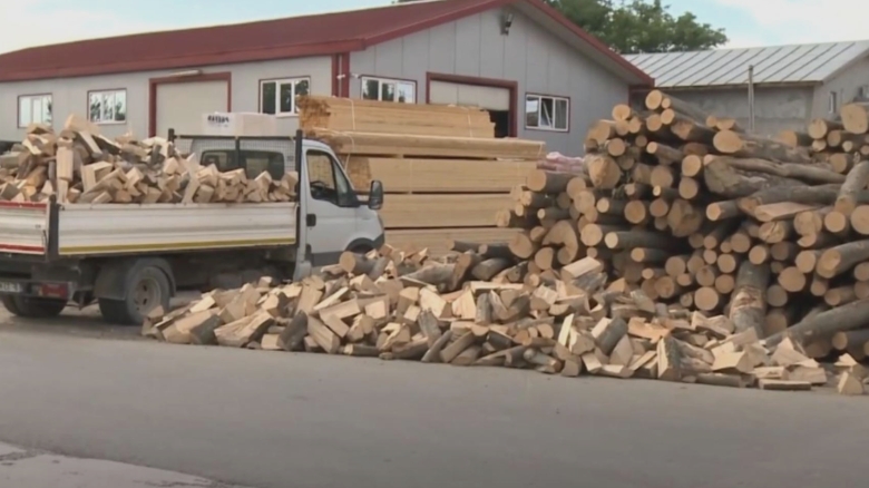 Românii își fac provizii de lemne pentru iarnă. Află unde găsești cele mai accesibile oferte 1 romanii au inceput sa cumpere lemne pentru iarna unde se gasesc cele mai ieftine preturi 68b29129afc9c