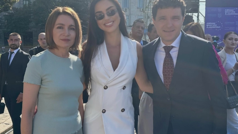 Românii se confruntă cu lipsuri acasă. Nicușor Dan a fost surprins alături de dansatoarea de la bară 1 romanii fac foamea acasa nicusor dan s a fotografiat cu ispita care danseaza la bara 68b43107ce57b