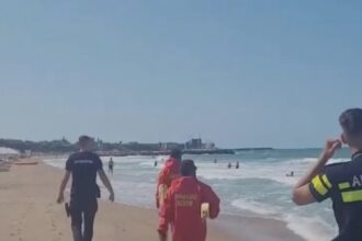salvamari agresati dupa ce au scos din mare turistii luati de curenti 68a555b89a6cd