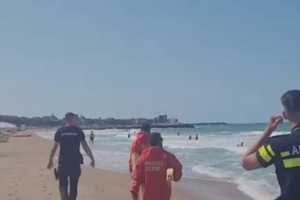 salvamari agresati dupa ce au scos din mare turistii luati de curenti 68a555b89a6cd