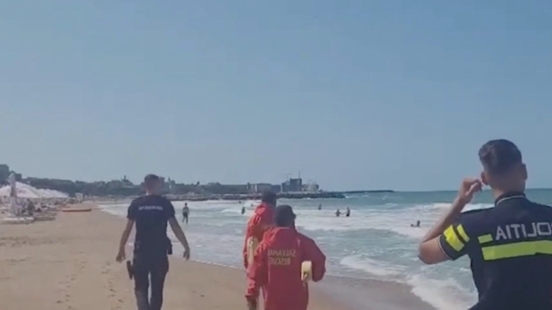 Salvamarii, victime ale agresiunii, în urma salvării turiștilor surprinși de valuri 1 salvamari agresati dupa ce au scos din mare turistii luati de curenti 68a555b89a6cd