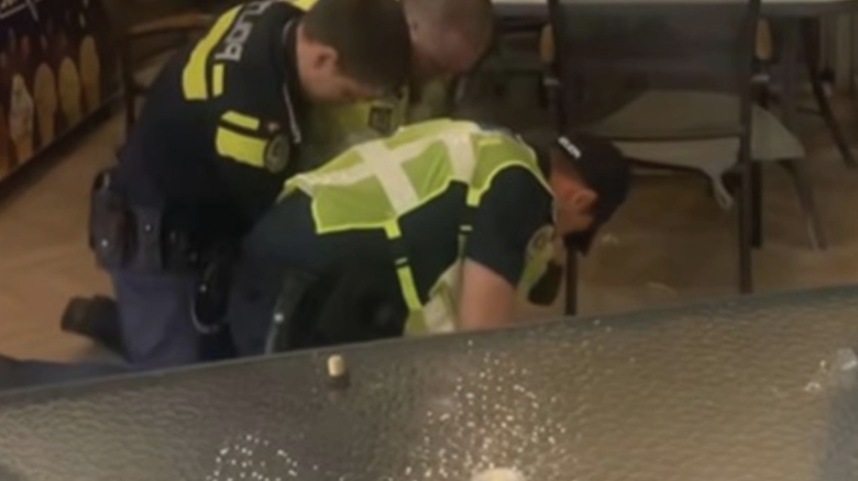 Conflict major într-o stație de alimentare din Turda. Doi bărbați au fost reținuți de poliție 1 scandal de proportii intr o benzinarie din turda doi barbati au fost incatusati de politisti video 68ab224e1a87f