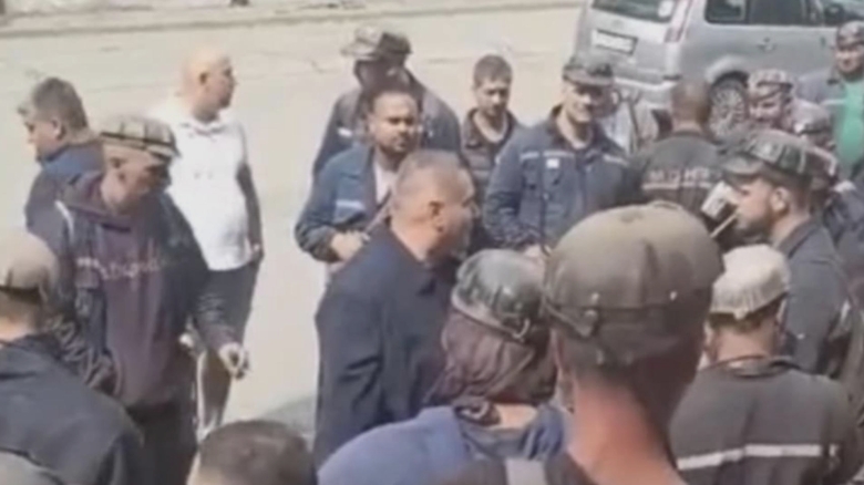 Criză în Valea Jiului: Minerii s-au baricadat în mină din cauza salariilor neplătite, iar directorul general a renunțat în urma protestelor 1 situatie critica in valea jiului minerii s au blocat in subteran pentru ca n au primit salariile directorul general a demisionat in fata protestatarilor video 68a85bccdc1ef