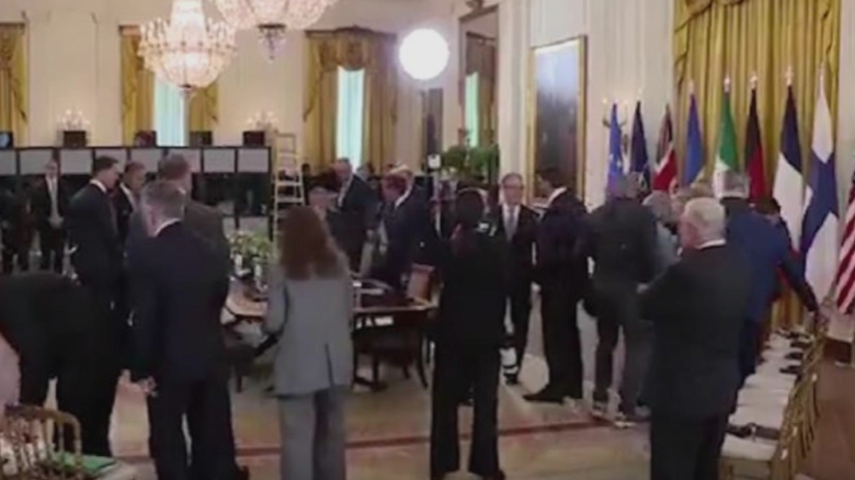 Confidențele electrizante dintre Trump și Macron, dezvăluite de mass-media. Ce a spus despre acordul cu Putin? 1 soaptele incendiare dintre trump si macron surprinse de presa ce i a soptit despre intelegerea cu putin 68a44fcecb5fa