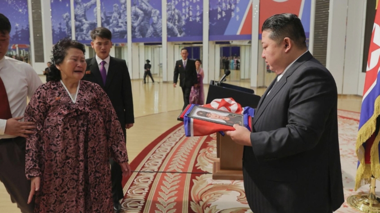 Ceremonie emoționantă la Phenian: Kim Jong Un oferă sprijin familiilor soldaților căzuți în Ucraina, într-un spectacol plin de tristețe 1 spectacol sinistru la phenian kim jong un a consolat familiile soldatilor ucisi pe frontul din ucraina intr o ceremonie cu multe lacrimi 68b29a57eeb31