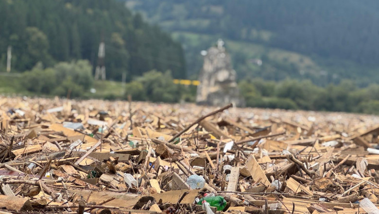 Alertă în Poiana Teiului: Lacul Izvorul Muntelui (Bicaz) inundat de deșeuri și cadavre de animale 1 stare de alerta in poiana teiului deseuri si cadavre de animale au impanzit lacul izvorul muntelui bicaz dupa inundatii 688d257d9dbc1