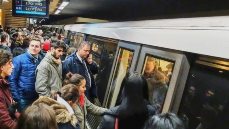 Cercetare alarmantă asupra metroului bucureștean: probleme grave la tot pasul, în timp ce personalul de la suprafață beneficiază de spor pentru condiții subterane 1 starea jalnica a metroului din bucuresti descoperita in urma unui control defectiuni pe banda rulanta in timp ce angajatii care lucreaza la etaj primesc spor de subteran 68af55eb70807