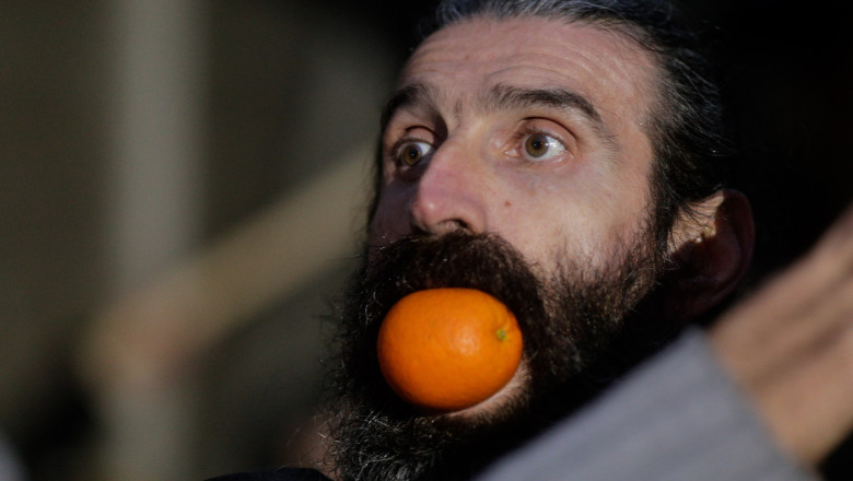 Stegarul Dac a fost coborât „în siguranță” din copacul de la Penitenciarul Rahova 1 stegarul dac a fost dat jos in siguranta din copacul in care se urcase la penitenciarul rahova 688e1eb10b6aa