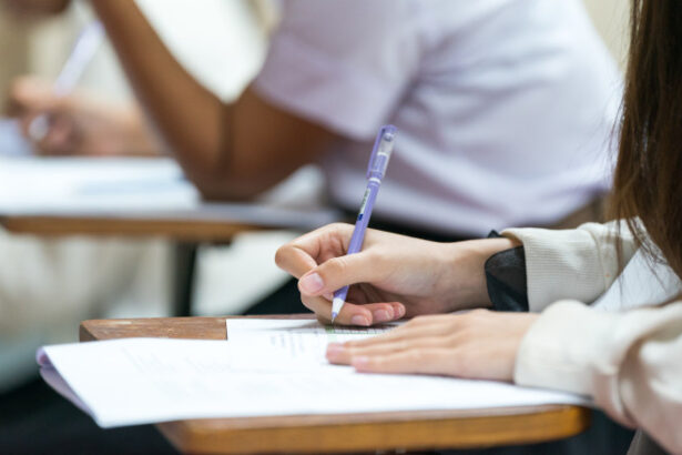 subiecte bac sesiunea de toamna 2025 elevii sustin astazi proba scrisa la limba si literatura romana 689980694f5f3