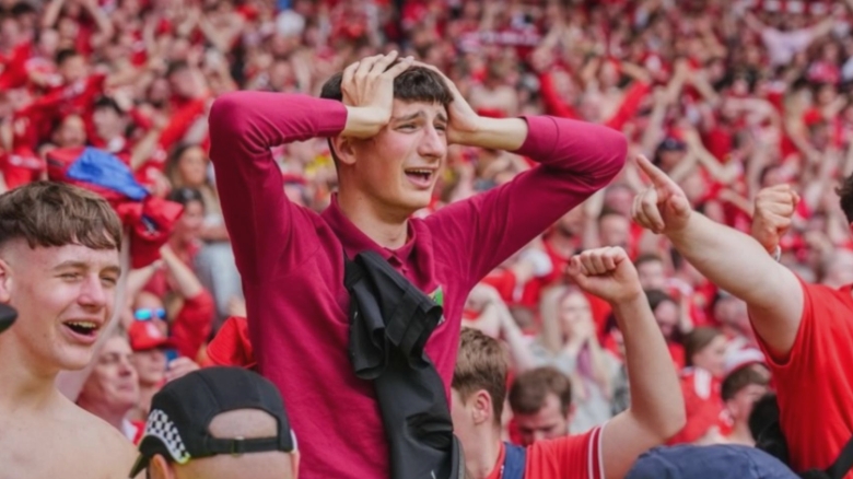 Suporterii scoțieni, uluiți de o plimbare prin București: „Uitați-vă la halba aceasta de bere!” 1 suporterii scotieni socati dupa o plimbare in bucuresti priviti numai halba de bere 68af67be0ec57