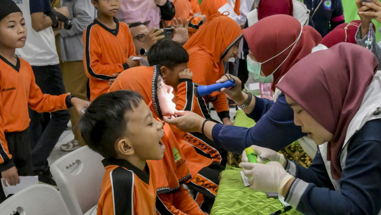 Zeci de oameni afectați de intoxicații alimentare în Indonezia, după un prânz consumat la școală 1 sute de persoane cu intoxicatii alimentare in indonezia dupa ce au luat pranzul la scoala 689ecdcb31865