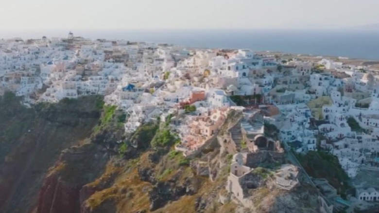 Zeci de turiști români lăsați pe drumuri. Agenția a dispărut cu banii 1 sute de turisti romani abandonati afara agentia a fugit cu banii 68b30db5e624f