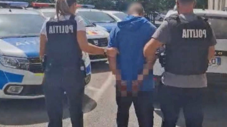 Arestat la 24 de ani, un tânăr a provocat haos într-un spital, fiind descoperit cu droguri și încercând să distrugă dovezile poliției 1 tanar de 24 de ani arestat dupa ce a facut scandal la spital a fost prins cu substante psihoactive si a incercat sa distruga actele politiei 68b43adcaf999