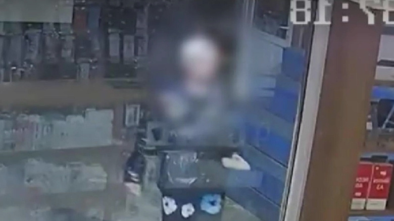 Tânăr din Alexandria, surprins după ce a făcut publică pe TikTok fapta sa de a vandaliza un magazin de telefoane 1 tanar din alexandria prins dupa ce s a laudat pe tiktok ca a spart un magazin de telefoane 68b1e4fe10702