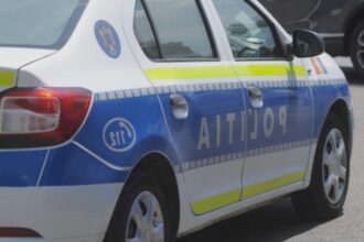 tanar fara permis filmat in timp ce transporta un prieten pe plafonul masinii politia l a identificat si sanctionat 68b30c6bac766