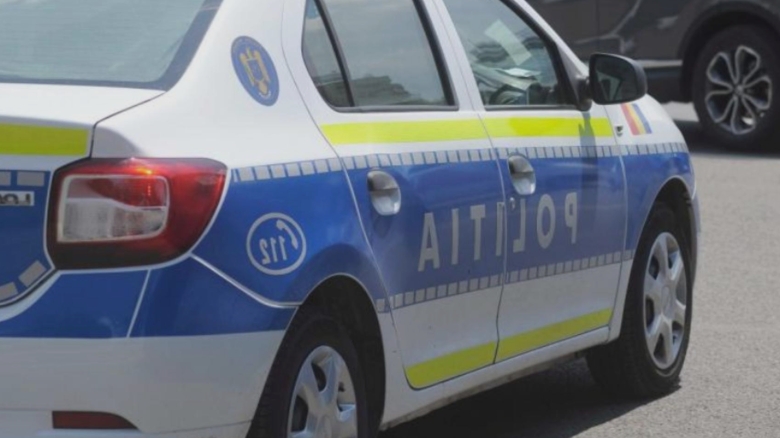 Tânăr fără permis surprins transportându-și prietenul pe plafonul mașinii, prins de poliție și sancționat 1 tanar fara permis filmat in timp ce transporta un prieten pe plafonul masinii politia l a identificat si sanctionat 68b30c6bac766