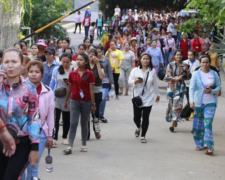 „Fără loc de muncă, doar datorii: Viitorul incert al muncitorilor din industria textilă din Cambodgia, sub amenințarea tarifelor americane” 1 theres no work now just debt cambodian garment workers face precarious future as us tariffs loom 688c3bf37dba4
