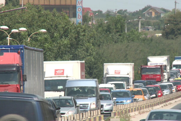 trafic aglomerat pe dn 39 catre si dinspre vama veche circulatia este ingreunata din cauza unui accident intre un autocar si 4 masini 688f1c3517931