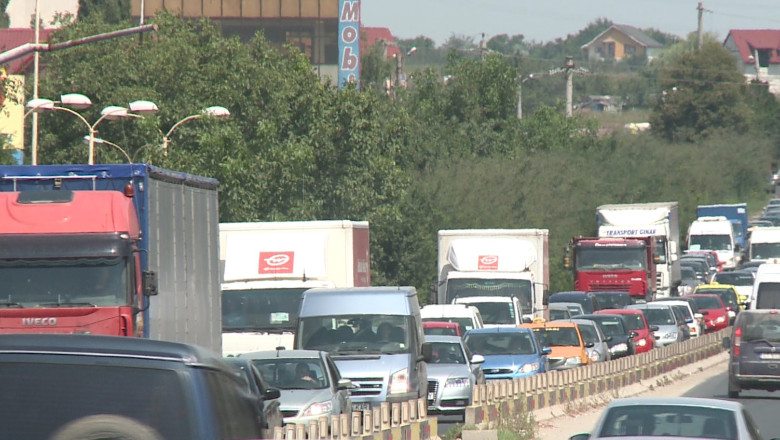 Înghesuială pe DN 39 spre și dinspre Vama Veche, din cauza unui accident între un autocar și patru autoturisme 1 trafic aglomerat pe dn 39 catre si dinspre vama veche circulatia este ingreunata din cauza unui accident intre un autocar si 4 masini 688f1c3517931