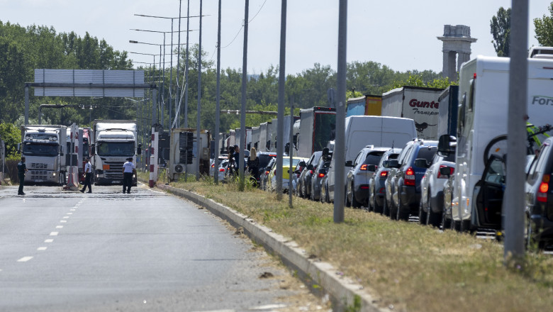 Agitație pe Podul Prieteniei de la Giurgiu. Ce trasee alternative pot alege șoferii români direcționați către Bulgaria pentru a scăpa de aglomerație? 1 trafic intens pe podul prieteniei de la giurgiu ce rute alternative au soferii romani care merg in bulgaria pentru a evita aglomeratia 68907f840851b