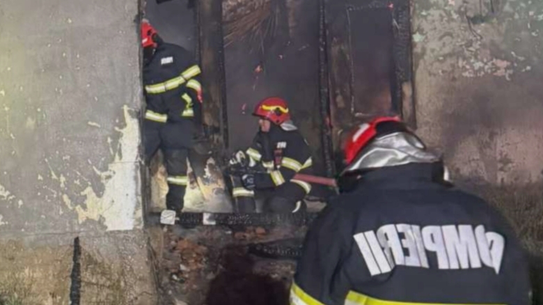 Incendiu devastator în Ialomița: Un bărbat și-a pierdut viața din cauza unei țigări aprinse 1 tragedie in judetul ialomita barbat mort in urma unui incendiu izbucnit de la o tigara 68b01e5161c13
