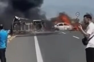 tragedie pe o autostrada din grecia trei morti si doi raniti dupa ce un camion a intrat in doua masini care au luat foc 68a31bf638f20