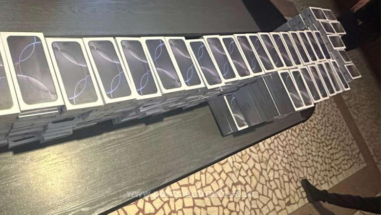 Captură impresionantă la Nădlac: aproape 500 de telefoane mobile contrafăcute, estimarea valorii uimește 1 transport de aproape 500 de telefoane mobile contrafacute descoperit la nadlac la cat s ar ridica valoarea lor 689c66f38b3bd