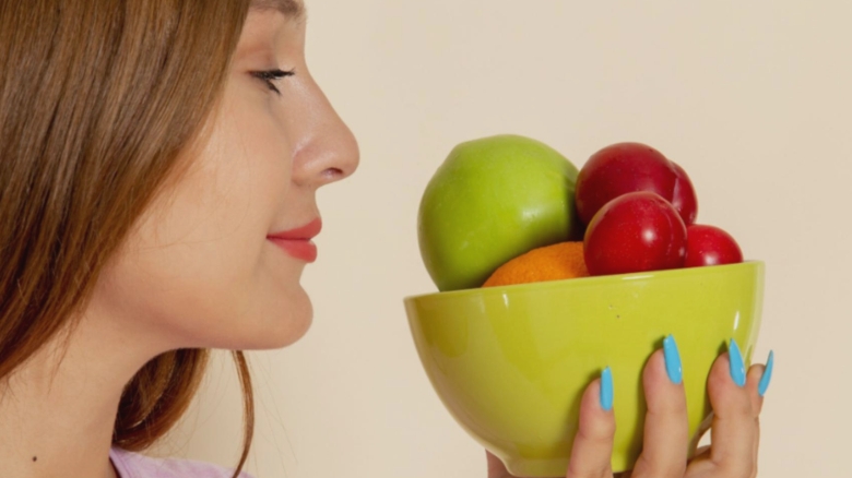 Trei soluții la îndemână pentru a curăța fructele și legumele de pesticide, mereu disponibile în bucătăria ta 1 trei ingrediente simple cu care poti indeparta pesticidele de pe fructe si legume orice gospodina le are in bucatarie 68b2dfb181f11