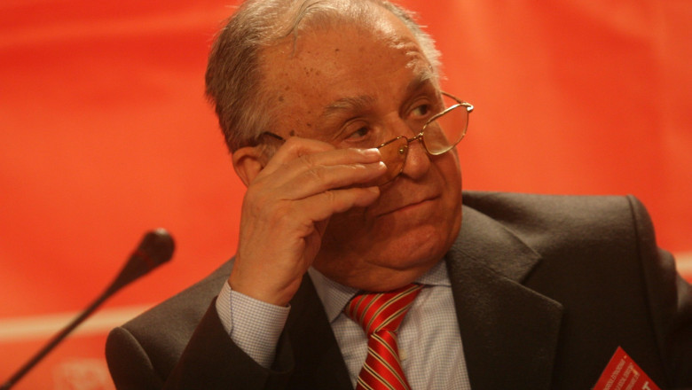 Mesajul de rămas bun al lui Ion Iliescu către români: „Este esențial să protejați democrația. Sper să nu vă lăsați copleșiți de resentimente din cauza alegerilor voastre.” 1 ultimul mesaj al lui ion iliescu pentru romani aveti o miza in pastrarea democratiei va doresc sa nu va urati pentru votul vostru 68921d9d9d314