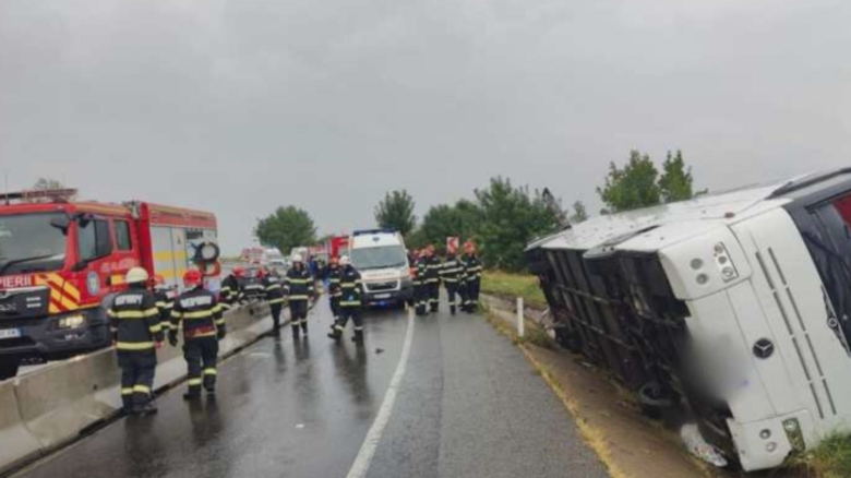 Accident grav: Un autocar cu 20 de pasageri s-a răsturnat, activând Planul Roșu de Intervenție 1 un autocar cu 20 de persoane s a rasturnat in afara partii carosabile a fost activat planul rosu de interventie 68b4653f7a0d4