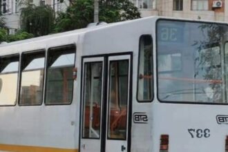 un barbat a agresat trei femei intr un tramvai din bucuresti a fost nevoie de interventia jandarmilor pentru a l potoli pe bataus 68af350052e63